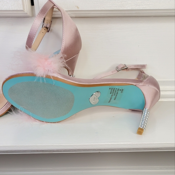 BETSEY JOHNSON Elegant Pink Feathered Women's Heels - Picture 3 of 10